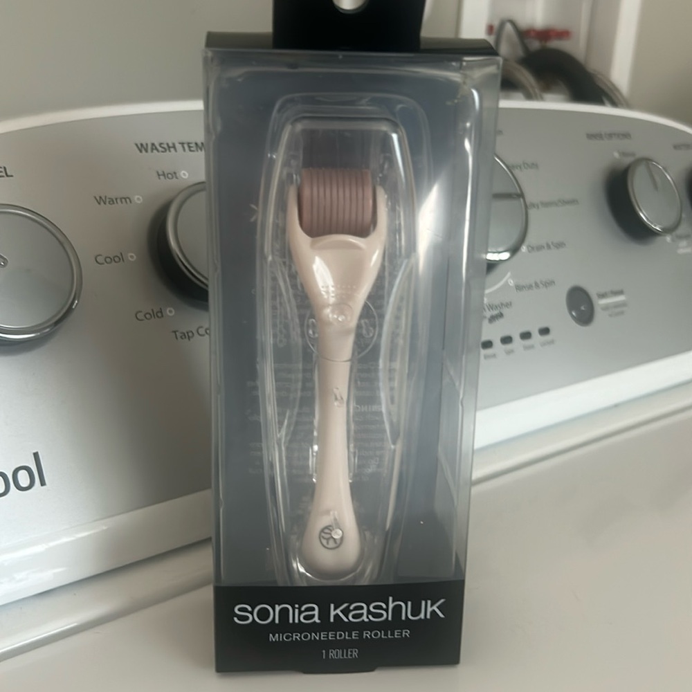 Sonia Kashuk Microneedle Facial Roller new